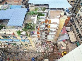 航拍貴州一9層居民樓局部垮塌.jpg